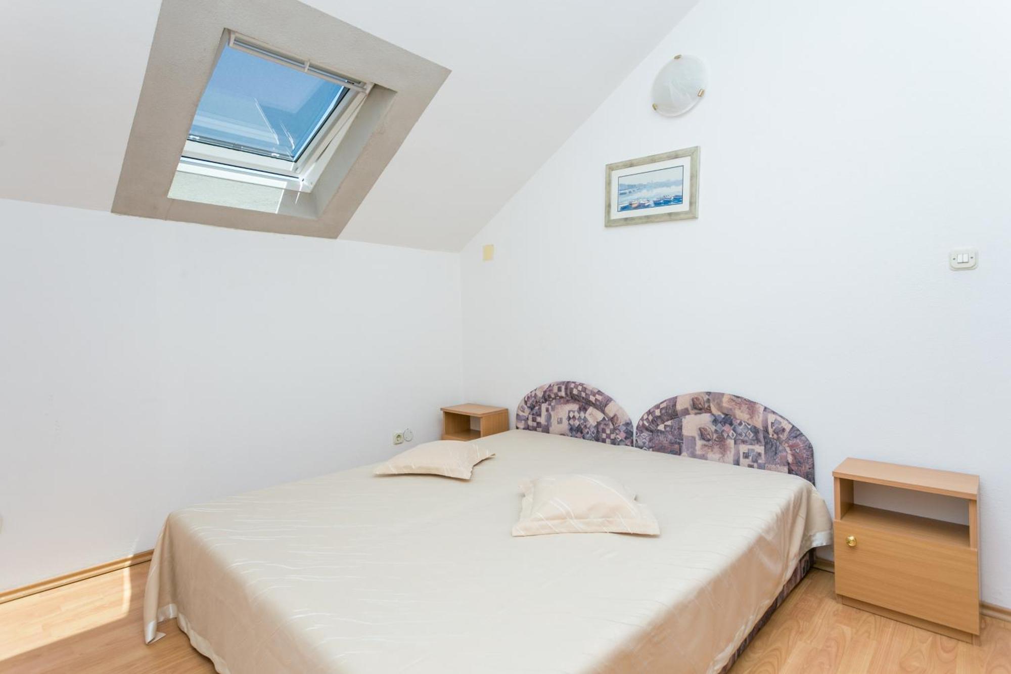 Apartments And Rooms With Parking Space Supetar, Brac - 5658 Bilik gambar