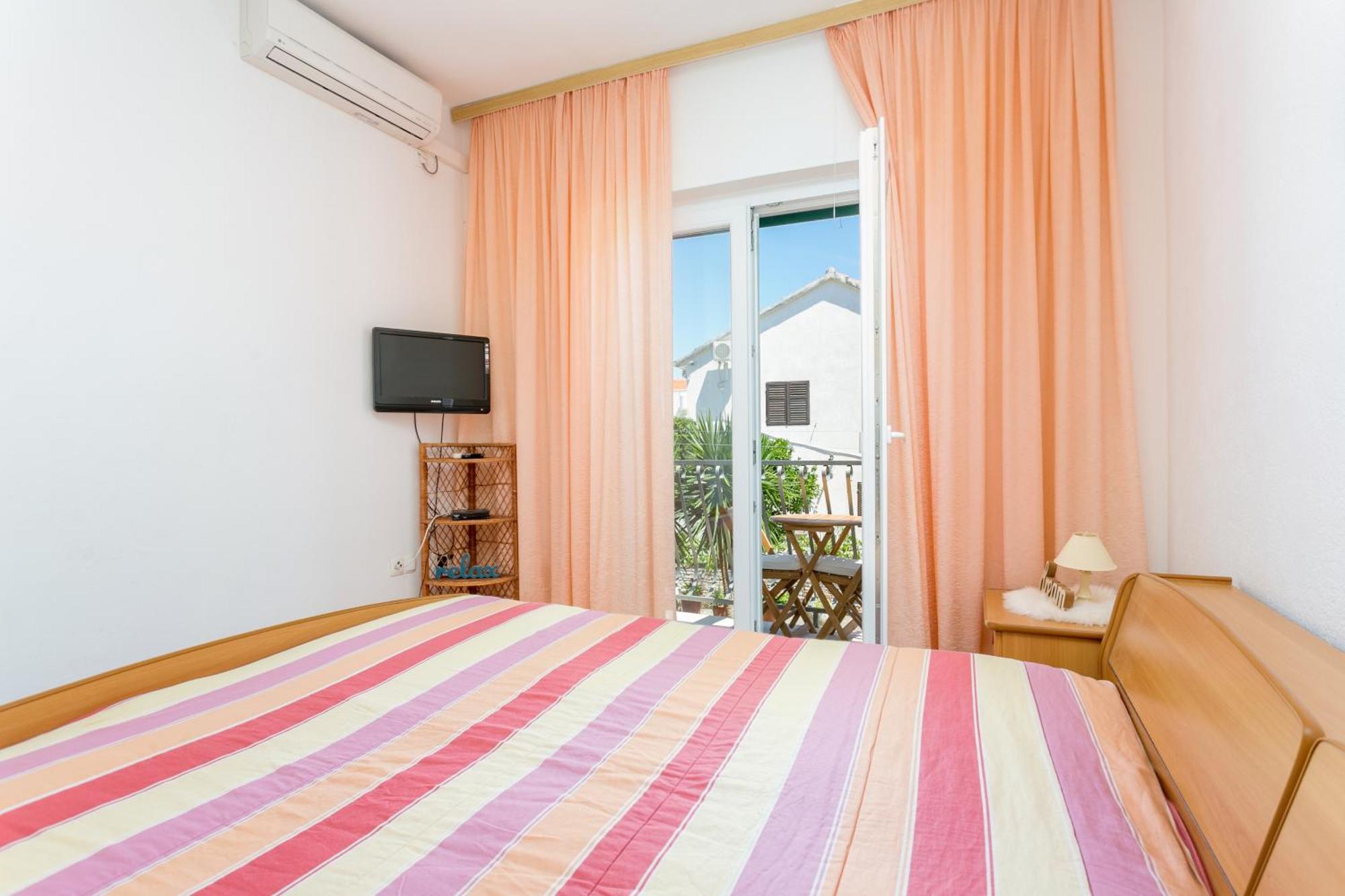 Apartments And Rooms With Parking Space Supetar, Brac - 5658 Bilik gambar